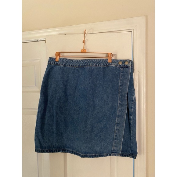 ASOS DESIGN Curve Denim Wrap Skirt in Midwash Blue, Size 14 - Picture 5 of 9